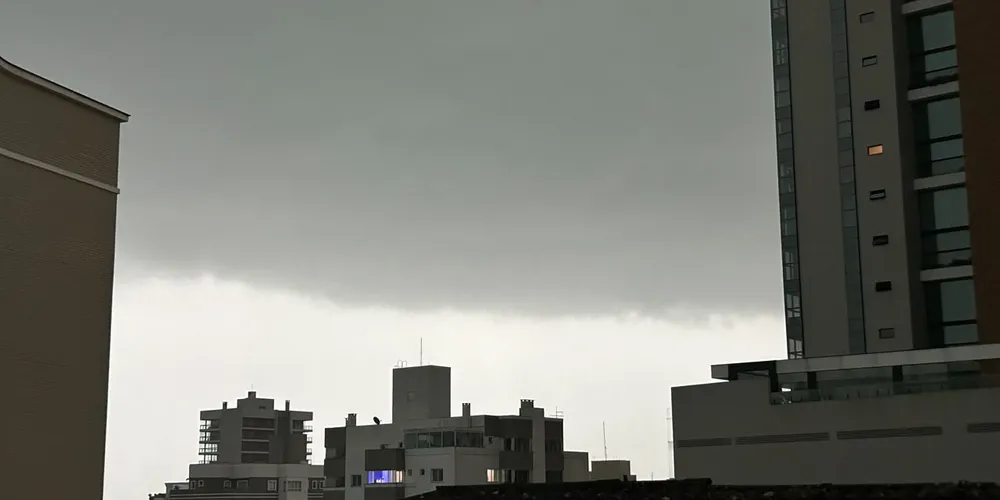 A chuva veio acompanhada de condições típicas de instabilidade, exigindo atenção de motoristas e pedestres