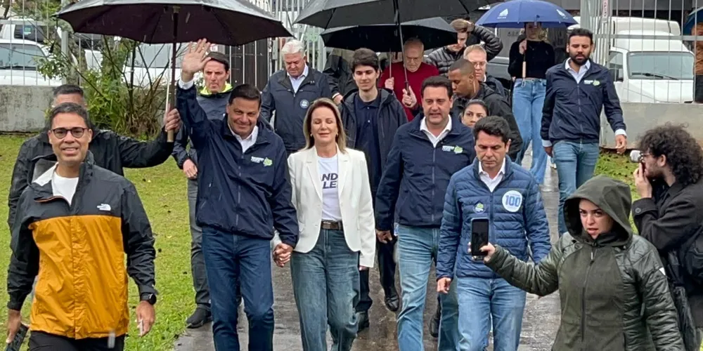 Sandro Alex chega e acena aos eleitores e jornalistas, junto dele está o atual governador do Paraná Ratinho Júnior e o candidato ao Senado, Alexandre Curi