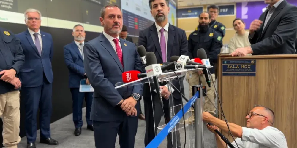 Segundo o diretor-geral, a PF apreendeu mais de R$ 350 mil em espécie, possivelmente relacionados ao crime de compra de votos, na manhã deste domingo (4)