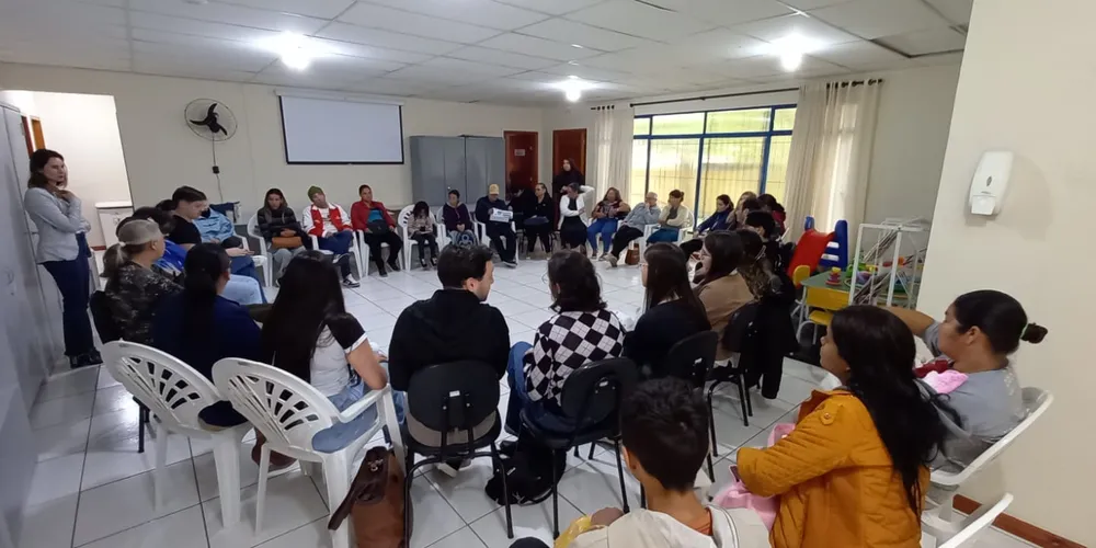 Também foi reforçada a importância de buscar apoio da rede de proteção e de acessar os serviços disponíveis no município