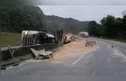 Caminhão tomba na BR-277 e interdita faixa em Morretes
