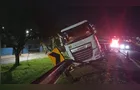 Caminhão sai da pista e motorista fica ferido na PR-092 em Arapoti