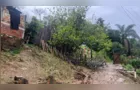 Terra desliza, atinge casa e provoca morte de casal e filho em PG