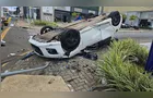 Carro capota após colisão com camionete na Vila Estrela em Ponta Grossa