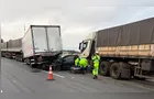 Engavetamento entre caminhões e carro deixa mulher ferida na BR-376 em Curitiba