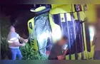 Motoristas quebram para-brisa para retirar caminhoneiro após acidente em Irati