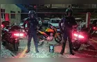 Motociclista foge de abordagem, invade residência e vai preso em PG