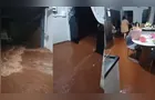 Enxurrada invade casa e arrasta móveis durante temporal no Paraná