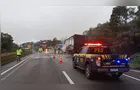 Carreta com carga de conhaque pega fogo e interdita pista da BR-376 em Guaratuba