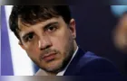 Renan Santos protesta em frente a Globo após cancelamento de debate no Rio