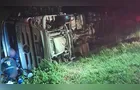 Condutor fica ferido após caminhão tombar na PR-090 em Piraí do Sul