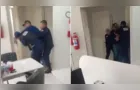 Vídeo mostra homem resistindo à abordagem e agredindo agentes de trânsito em Carambeí