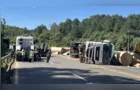 Caminhoneiro fica ferido após tombamento na PR-340 em Telêmaco Borba