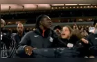 No meio da torcida, Seedorf faz coreografia com torcedores do Corinthians
