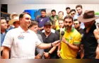 Em Goiás, Flávio Bolsonaro recebe apoio de mais de 30 cantores sertanejos