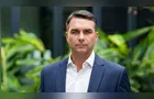 Avião que levaria Flávio Bolsonaro aos EUA pousa no Equador