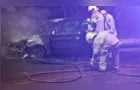 Carro pega fogo, fica destruído e duas mulheres escapam por pouco