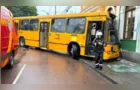 Ônibus bate e deixa oito pessoas feridas em Curitiba