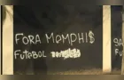 Torcida picha muros do Corinthians e pede saída de Memphis após eliminação na Libertadores