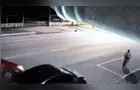Vídeo mostra criança escapando de acidente com carro desgovernado em SC