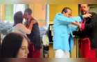 Jovem recebe diploma vestido de palhaço para homenagear o trabalho do pai