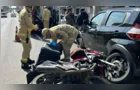 Motociclista de 80 anos fica ferido após acidente na Avenida Vicente Machado