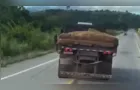 Caminhoneiro dorme ao volante na BR-116 e dá susto em motoristas