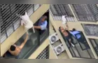 Criança fica pendurada no 12º andar e é resgatada com ajuda de vizinhos na China