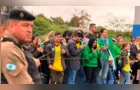 Apoiadores se reúnem em frente à cadeia para acompanhar visita de Flávio Bolsonaro