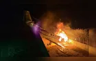 Avião com cantor Rey Vaqueiro sai da pista e pega fogo durante pouso