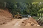 Chuvas provocam delizamento de terra e bloqueiam rodovia no PR