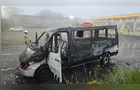 Van com estudantes pega fogo e fica completamente destruída em Apucarana