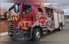 Criança fica feriada após colocar braço em betoneira