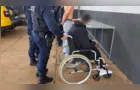 Cadeirante que ficou paraplégico após sobreviver a atentado é preso com arma e drogas