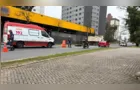 Motociclista bate em lateral de caminhão, para embaixo do rodado e morre atropelado