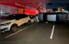 Motorista capota caminhonete e atinge três carros estacionados na Avenida Ernesto Vilela