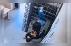 Homem foge da cadeia ao 'espremer' o corpo entre barras da cela em SC