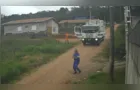 Coletor de 19 anos morre após cair de caminhão de lixo e ser atropelado