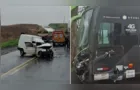 Colisão frontal entre ônibus e Fiorino deixa homem ferido em Manoel Ribas