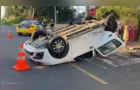 Acidente em cruzamento movimentado no Pilarzinho termina com carro capotado e feridos, em Curitiba