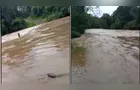 Rio Apucarana transborda e cobre ponte na área rural de Ortigueira