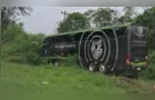 Ônibus com cerca de 50 passageiros sai da pista na BR-376
