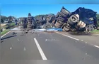 Acidente entre dois caminhões e uma Fiorino interdita PR-151 em Castro