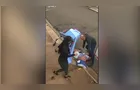 Homem debilitado cai de maca enquanto era levado até ambulância