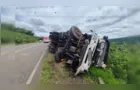 Caminhão de madeira colide com ônibus, tomba e atinge carro na PR-459; 9 ficam feridos