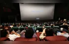 Homem lança spray de pimenta em outro que usava celular no cinema e é preso
