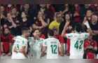 Palmeiras supera expulsão, vence Athletico-PR e dorme líder do Brasileirão