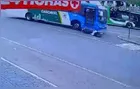 Motociclista cruza frente de ônibus e fica ferido em acidente em Cascavel; veja vídeo