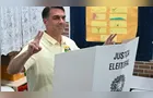 Flávio Bolsonaro vota no Rio e pede fim da ‘era do atraso’
