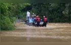 Bombeiros resgatam pessoas ilhadas em carro durante chuva em Prudentópolis